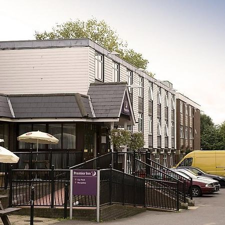Premier Inn Epsom South Екстериор снимка