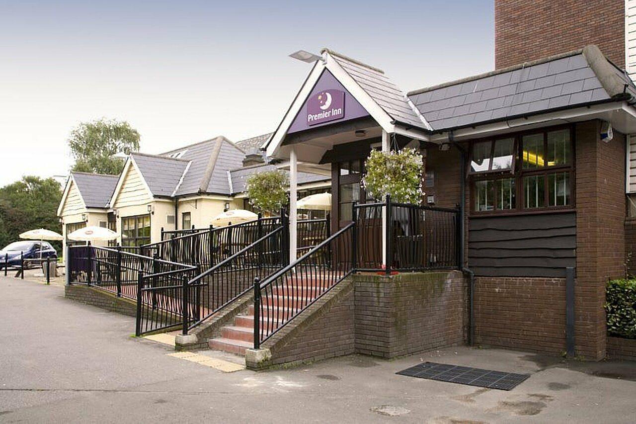 Premier Inn Epsom South Екстериор снимка