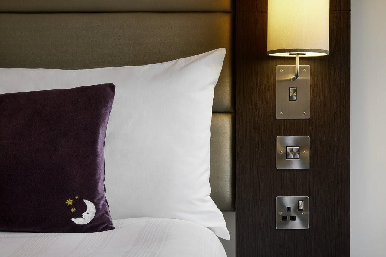 Premier Inn Epsom South Екстериор снимка