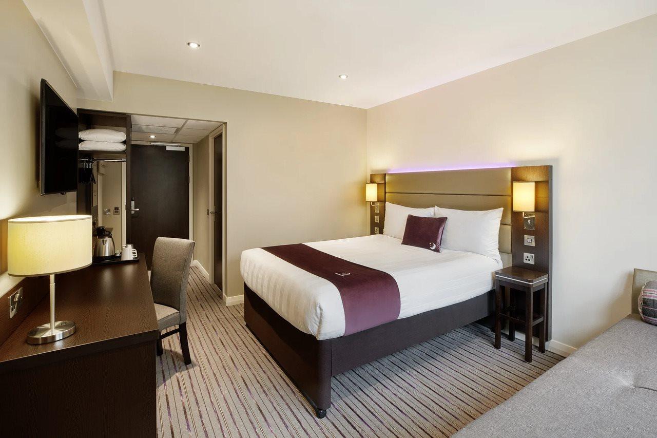 Premier Inn Epsom South Екстериор снимка