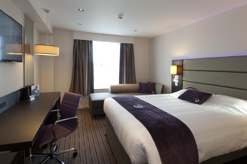 Premier Inn Epsom South Екстериор снимка