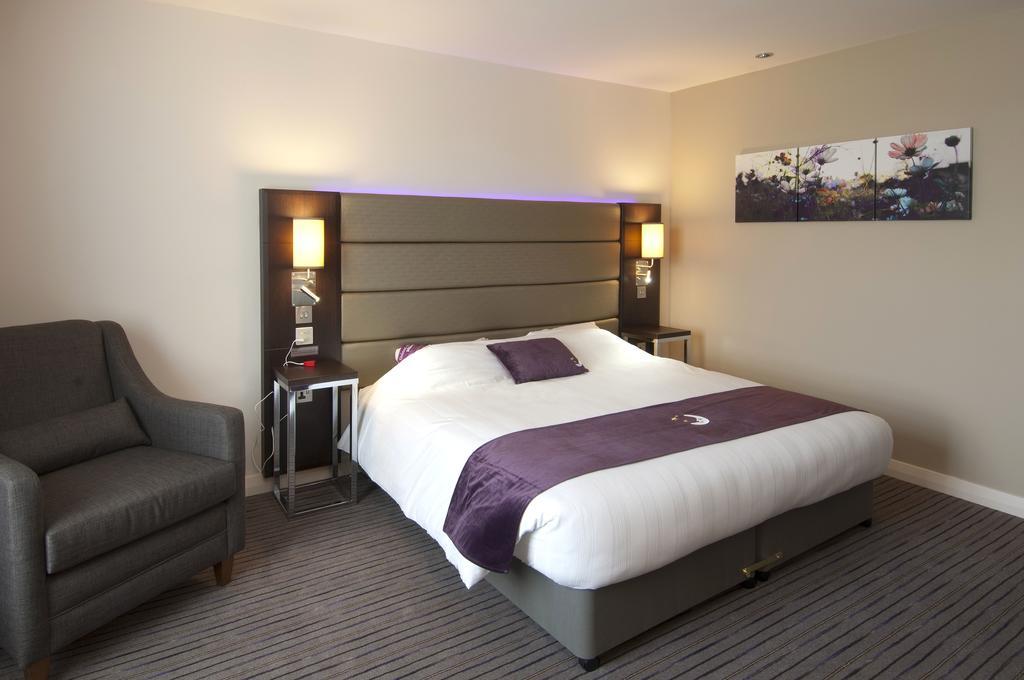 Premier Inn Epsom South Екстериор снимка