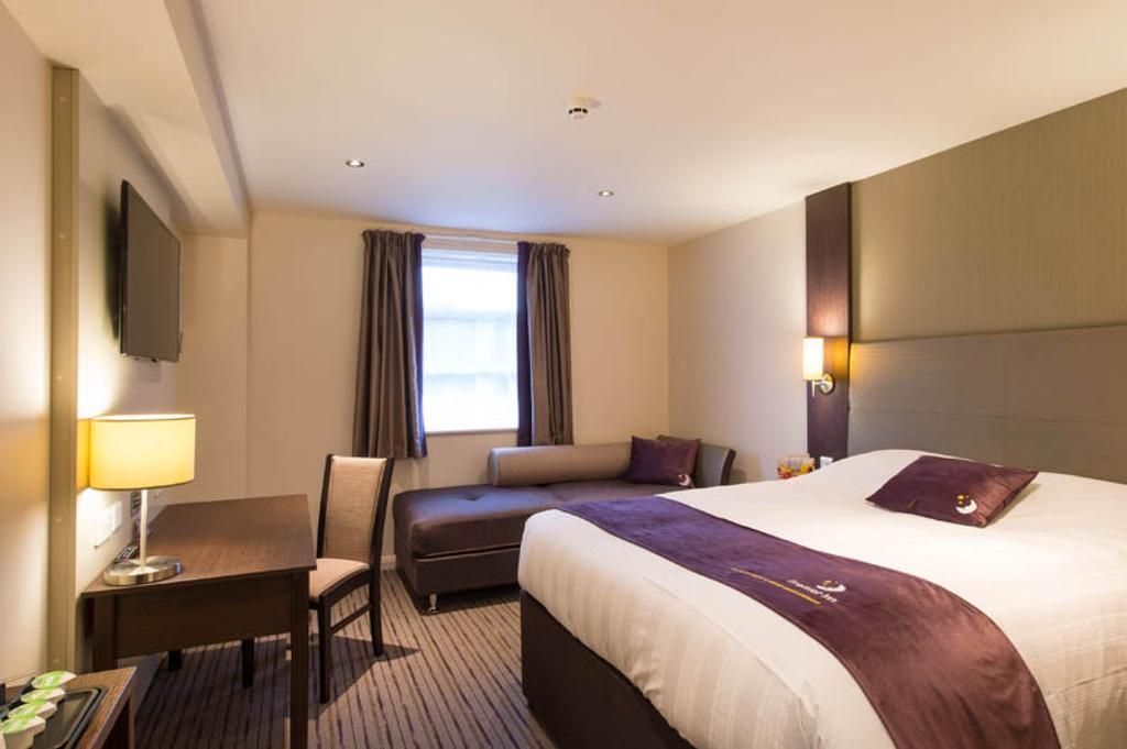 Premier Inn Epsom South Екстериор снимка