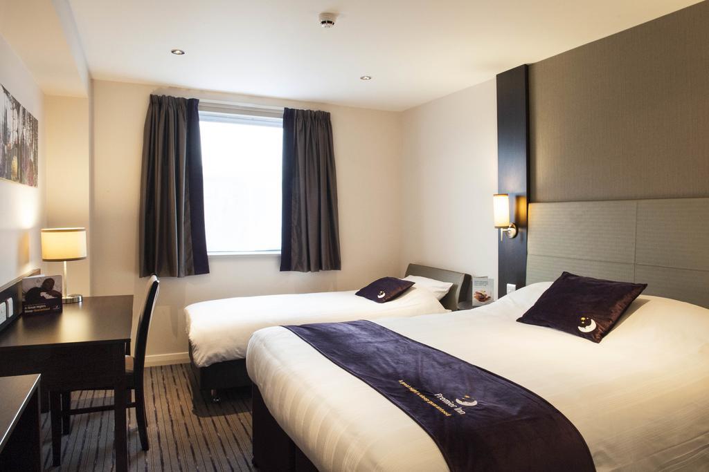 Premier Inn Epsom South Стая снимка
