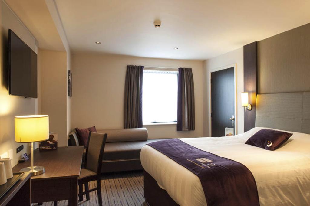 Premier Inn Epsom South Стая снимка