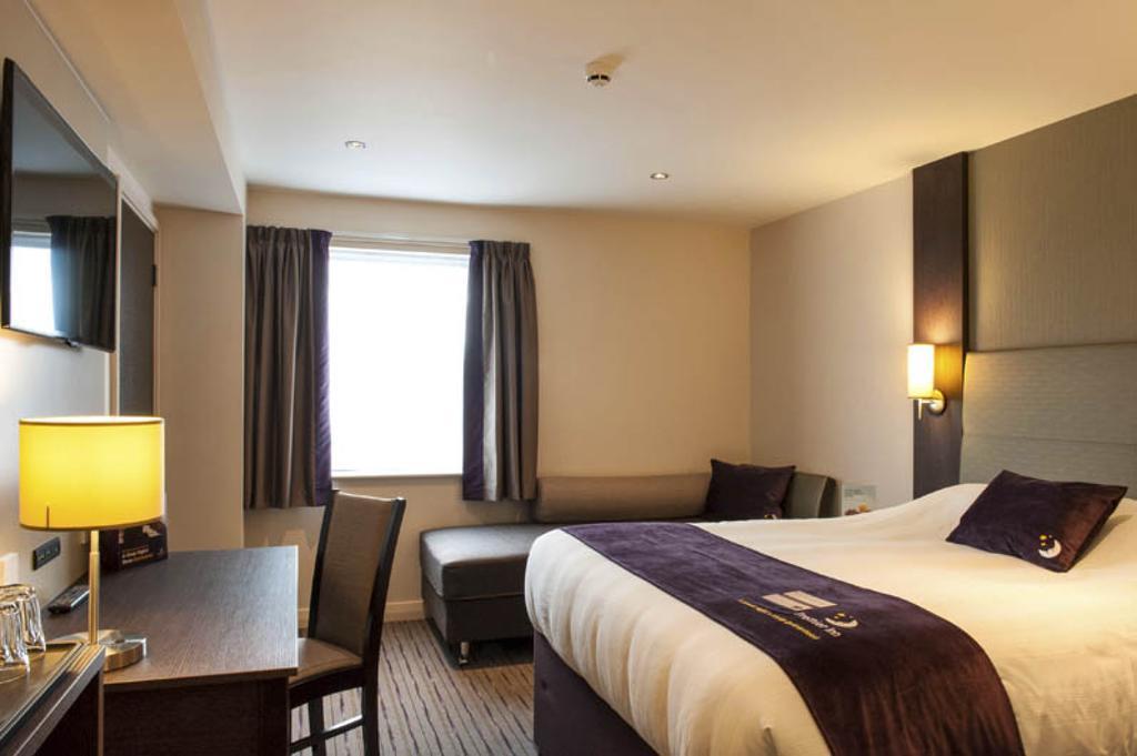 Premier Inn Epsom South Стая снимка