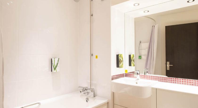 Premier Inn Epsom South Екстериор снимка