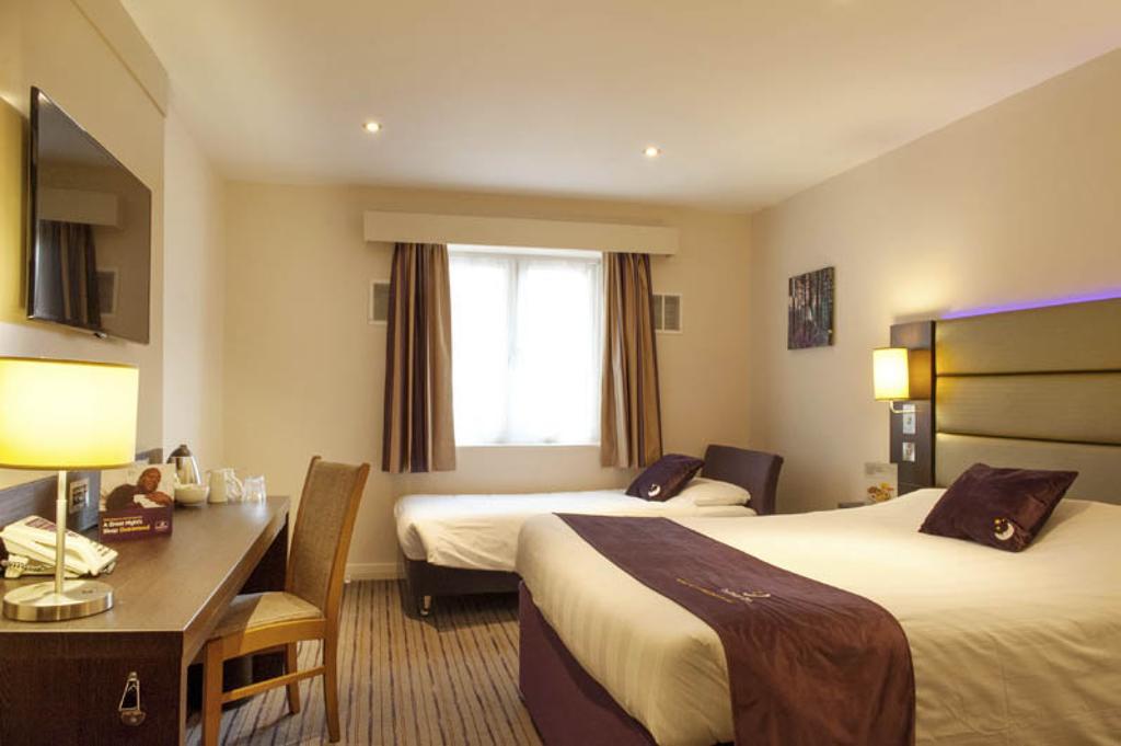Premier Inn Epsom South Стая снимка