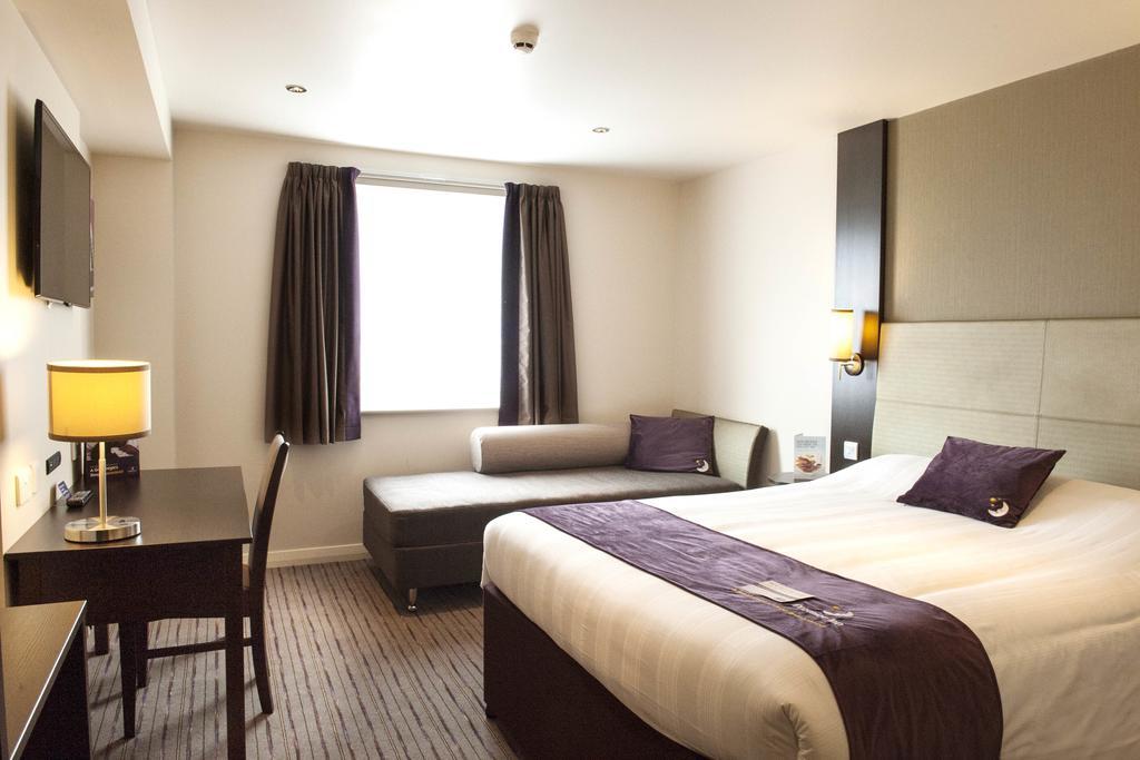 Premier Inn Epsom South Екстериор снимка