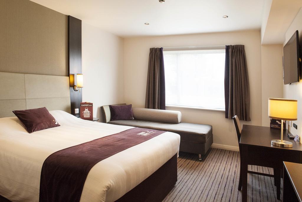 Premier Inn Epsom South Стая снимка
