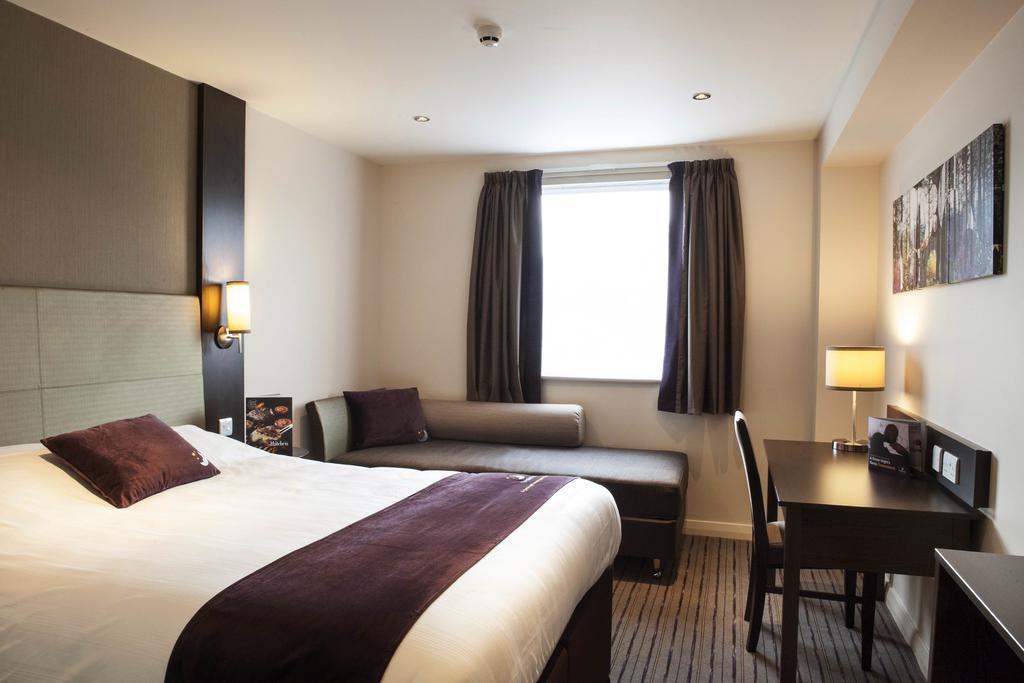 Premier Inn Epsom South Стая снимка