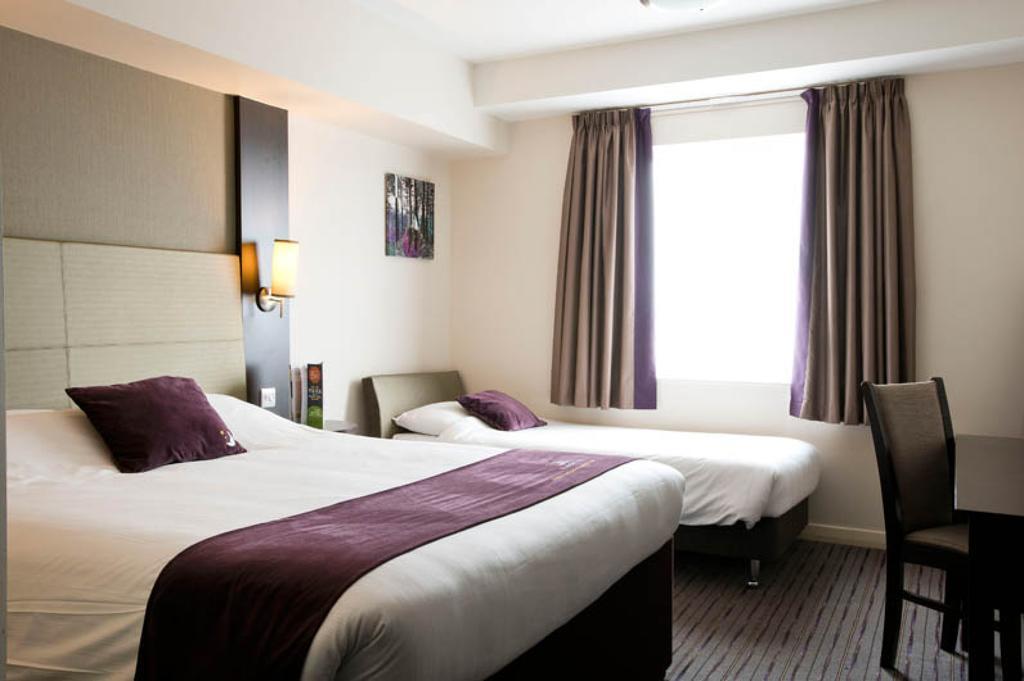 Premier Inn Epsom South Стая снимка
