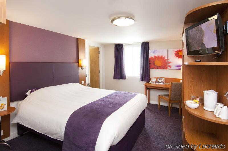 Premier Inn Epsom South Екстериор снимка
