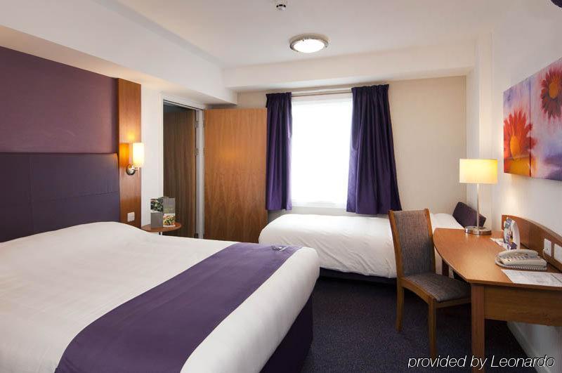 Premier Inn Epsom South Екстериор снимка