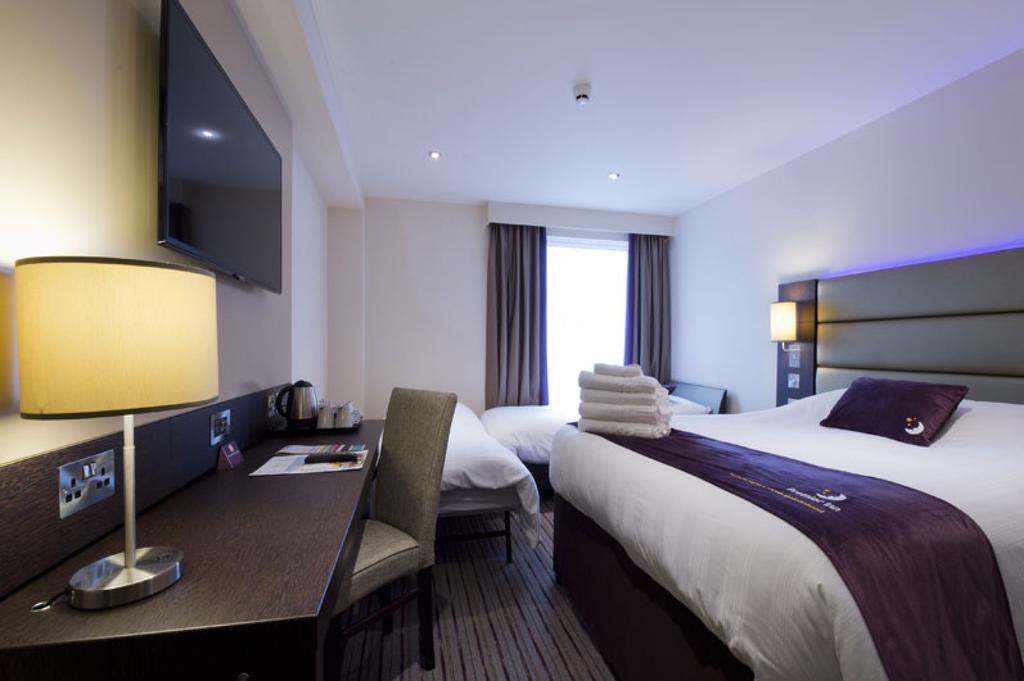 Premier Inn Epsom South Екстериор снимка