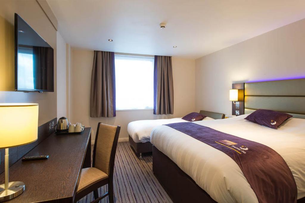 Premier Inn Epsom South Екстериор снимка