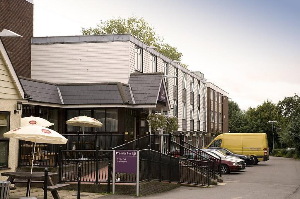 Premier Inn Epsom South Екстериор снимка