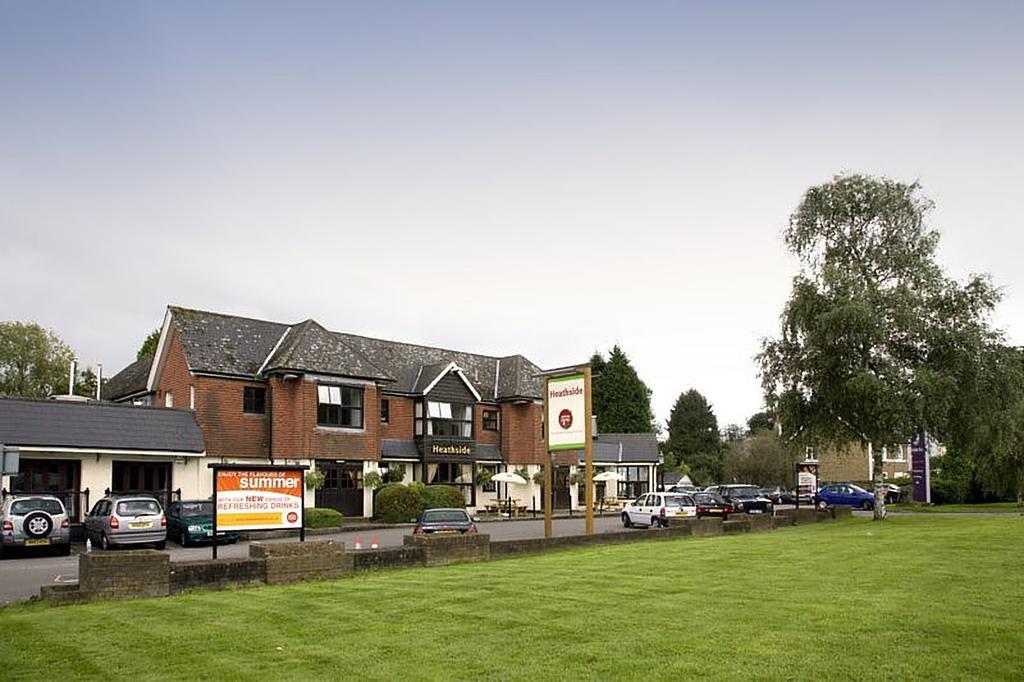 Premier Inn Epsom South Екстериор снимка