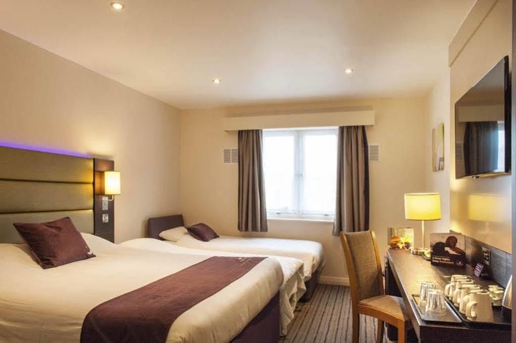 Premier Inn Epsom South Екстериор снимка