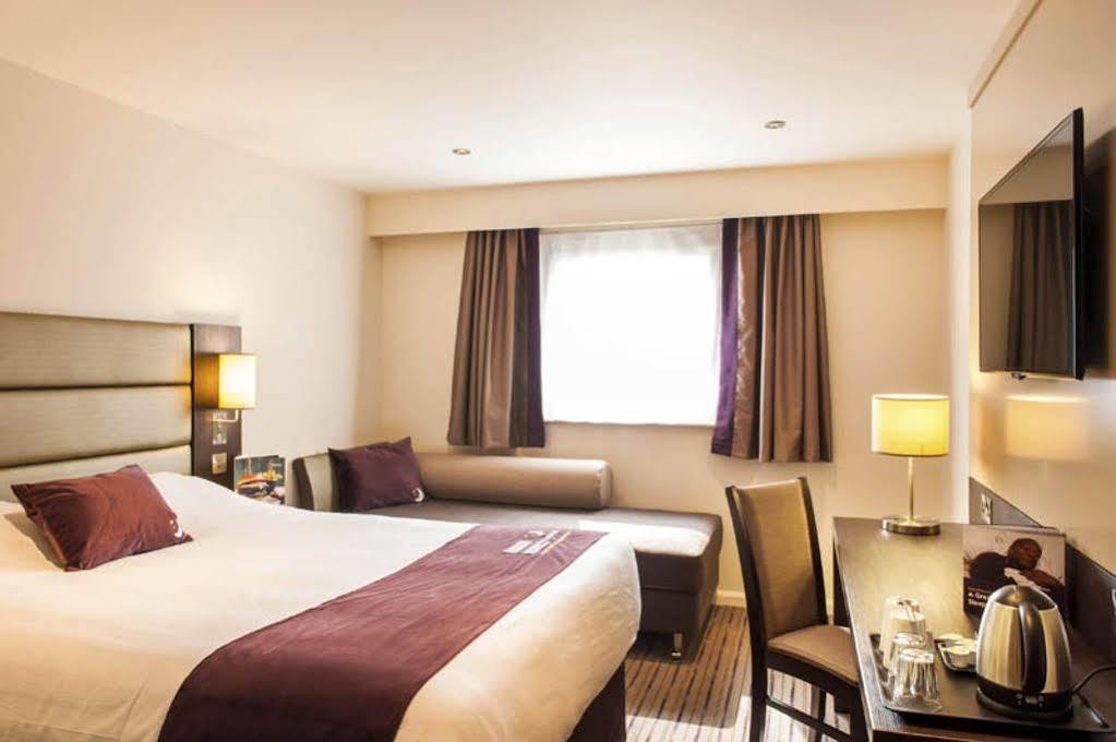 Premier Inn Epsom South Екстериор снимка
