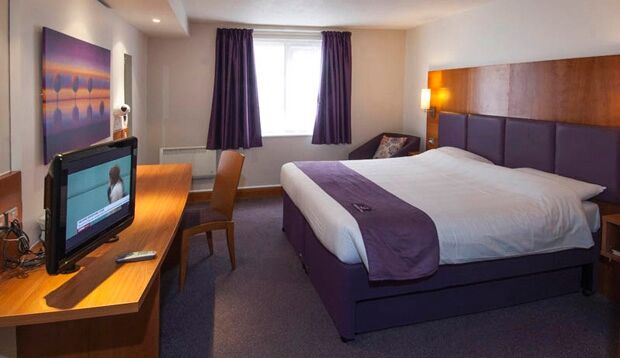 Premier Inn Epsom South Екстериор снимка